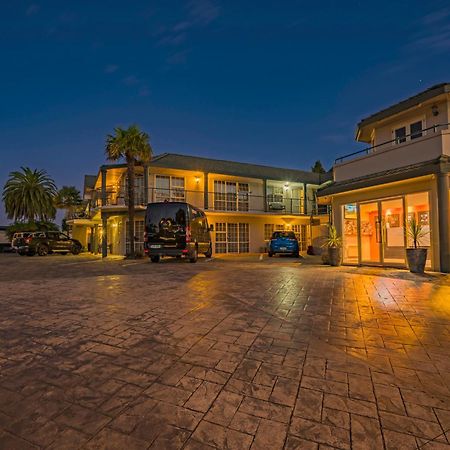 Silver Fern Rotorua Suites & Spa Екстериор снимка The hotel at night