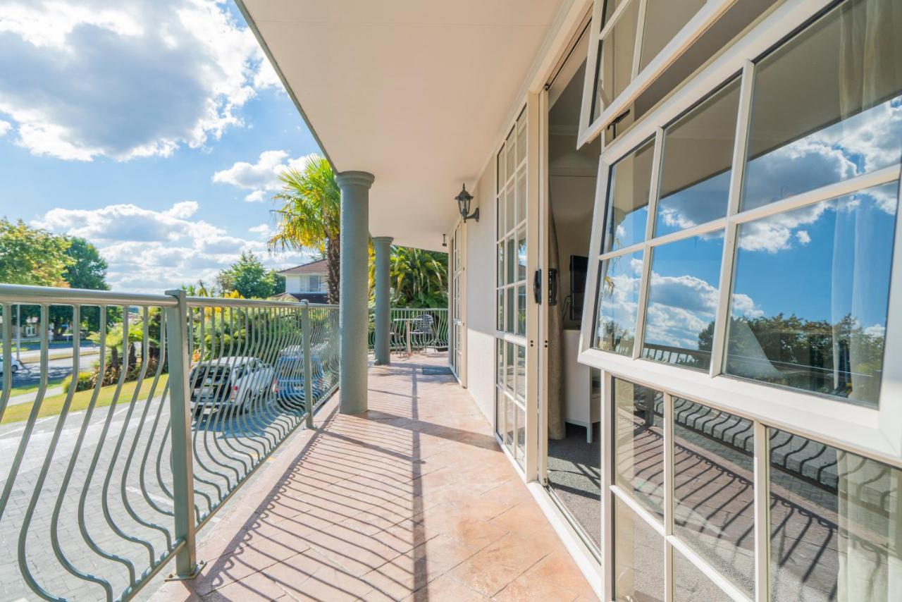 Silver Fern Rotorua Suites & Spa Екстериор снимка The veranda of the house