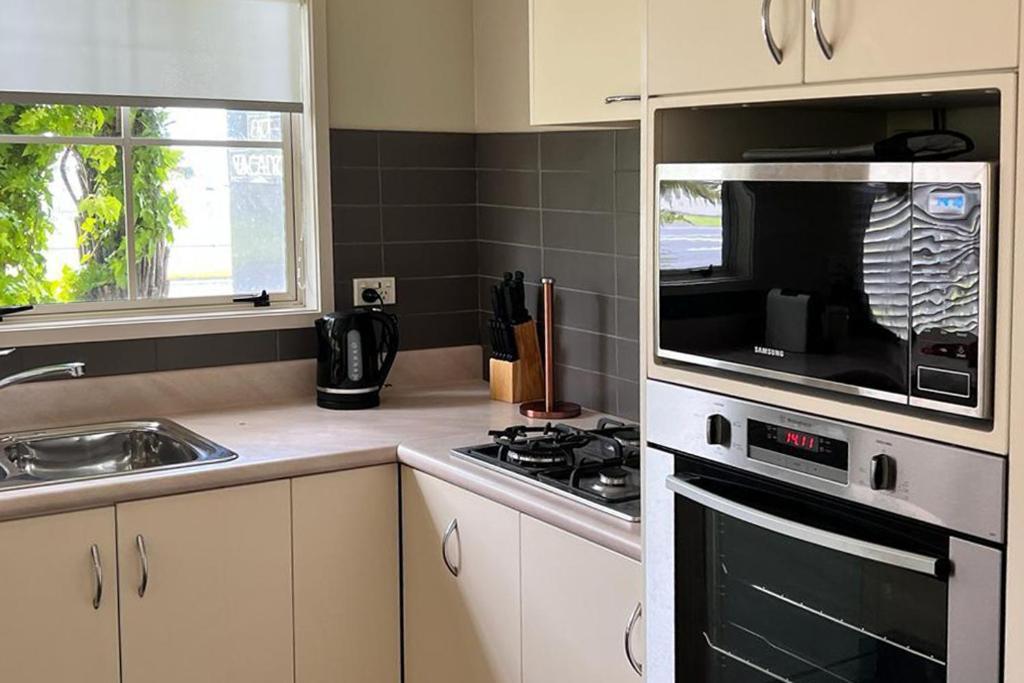 Silver Fern Rotorua Suites & Spa Екстериор снимка A modern Australian kitchen