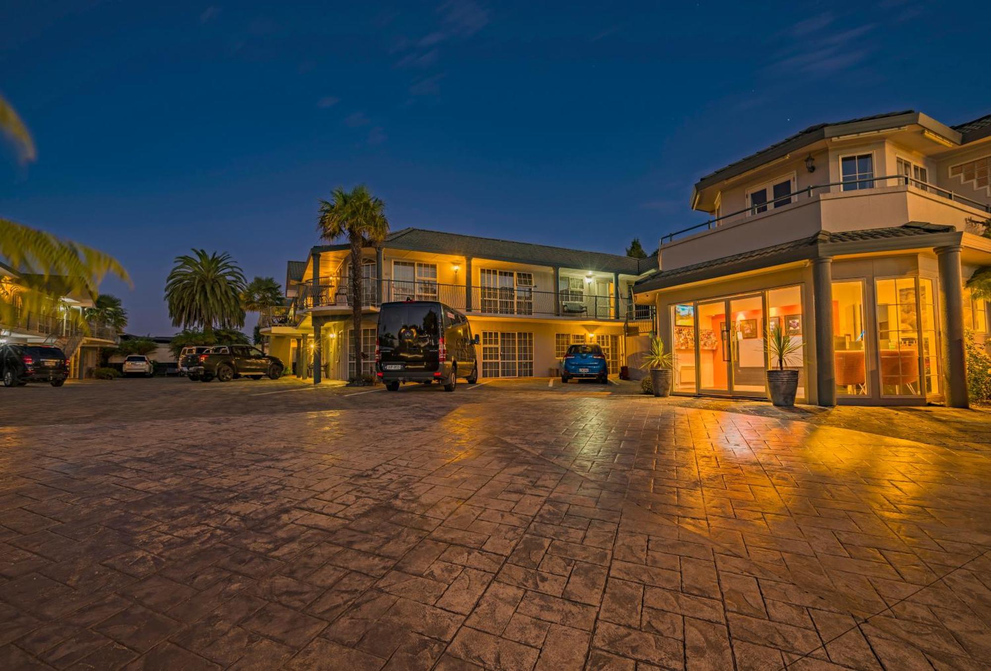 Silver Fern Rotorua Suites & Spa Екстериор снимка The hotel at night