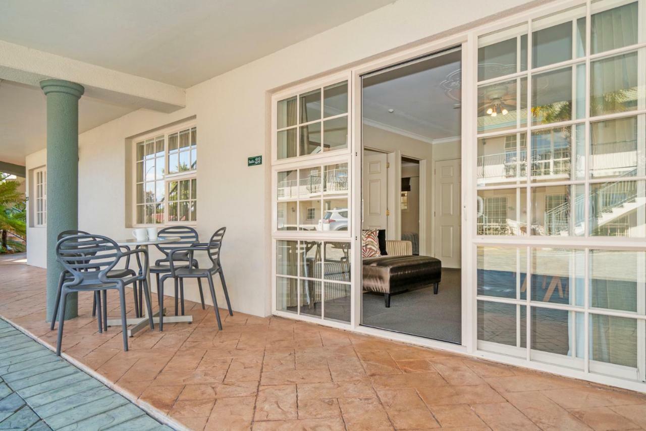 Silver Fern Rotorua Suites & Spa Екстериор снимка A sliding door