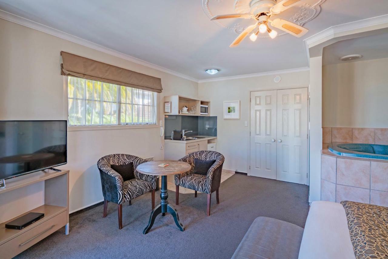 Silver Fern Rotorua Suites & Spa Екстериор снимка A typical studio apartment