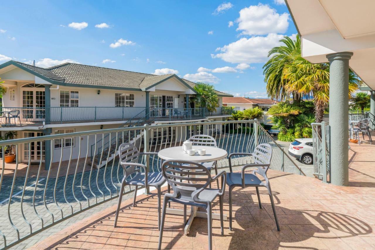 Silver Fern Rotorua Suites & Spa Екстериор снимка A balcony at a motel in Australia