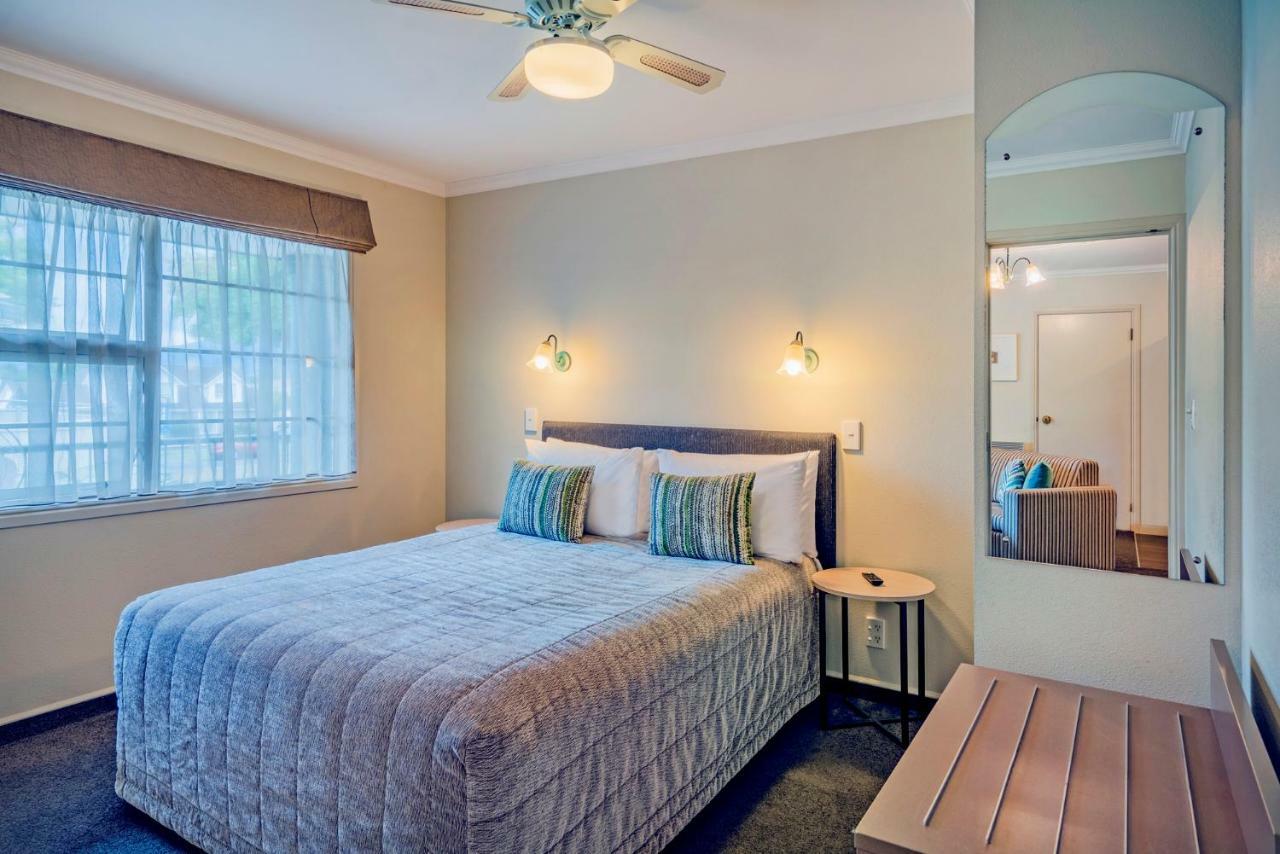 Silver Fern Rotorua Suites & Spa Екстериор снимка A bedroom at the hotel