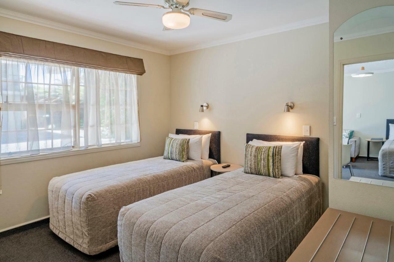 Silver Fern Rotorua Suites & Spa Екстериор снимка A typical bedroom at the hotel