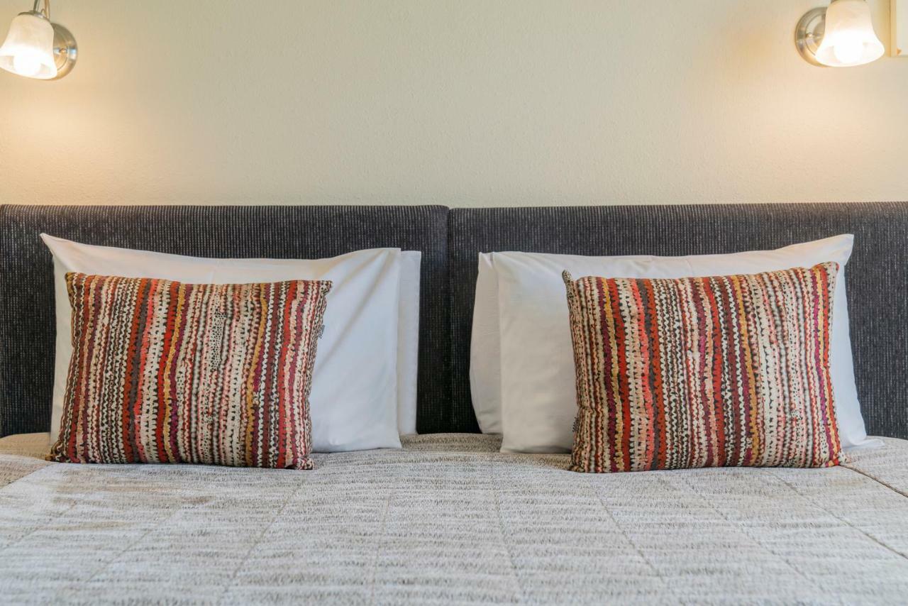 Silver Fern Rotorua Suites & Spa Екстериор снимка Two cushions on a bed